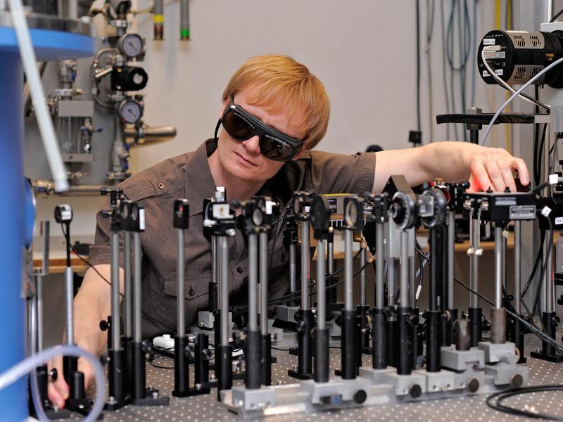 Im Laborexperiment wird die Übertragung von Quanten-information kontrolliert. Unsichtbares Infrarotlicht erfordert besonderen Augenschutz. 