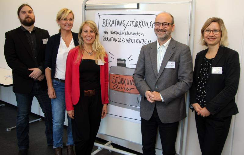 (v.l.): Alexander Stappert (BRIDGES), Tanja Föhr (Agentur), Prof.in Dr. Yvette Völschow (Tagungsleitung), Vizepräsident Prof. Dr. Michael Ewig, Katrin Kunze (BRIDGES).