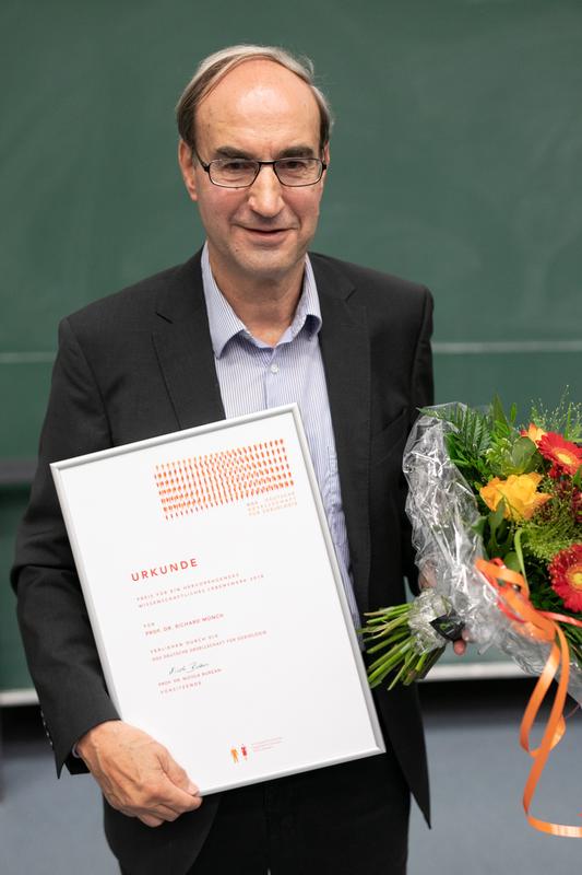 Richard Münch bekommt den Preis für sein hervorragendes wissenschaftliches Lebenswerk von der Deutschen Gesellschaft für Soziologie verliehen.