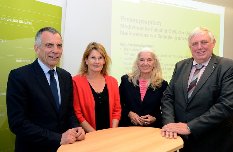 Karl-Josef Laumann und Isabel Pfeiffer-Poensgen sprachen vor Ort mit Prof‘in. Dr. Claudia Hornberg und Rektor Prof. Dr.-Ing. Gerhard Sagerer (v.r.)