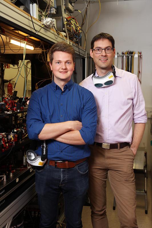 Die beiden Physiker Professor Dr. Artur Widera (rechts) und sein Doktorand Felix Schmidt erforschen Quantensysteme.