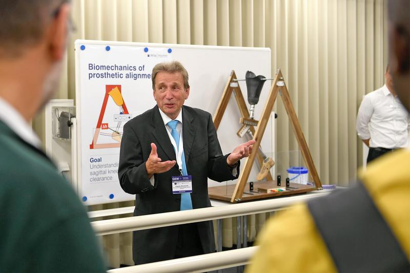 Mit Modellen erläuterte Prof. Dr. Siegmar Blumentritt beim Global Educators Meeting biomechanische Wirkungsweisen. 