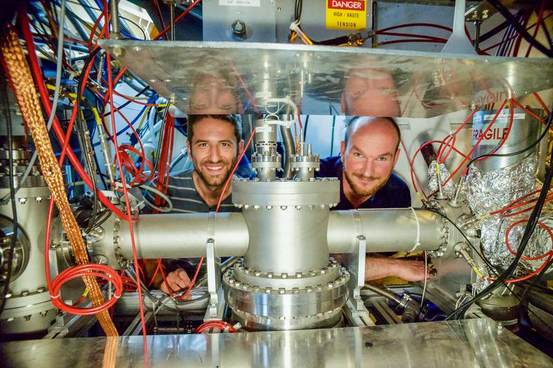 Dinko Atanasov (MPIK Heidelberg, links) und Frank Wienholtz (Uni Greifswald und CERN) hinter der MR-ToF MS-Komponente der ISOLTRAP-Apparatur in der ISOLDE-Experimentierhalle am CERN 