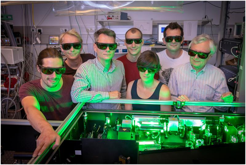Markus Koch (3.v.links), Bernhard Thaler (4.v.links) mit Institutsvorstand Wolfgang Ernst (ganz rechts) und dem Team im Femtosekunden-Laser-Labor am Institut für Experimentalphysik der TU Graz