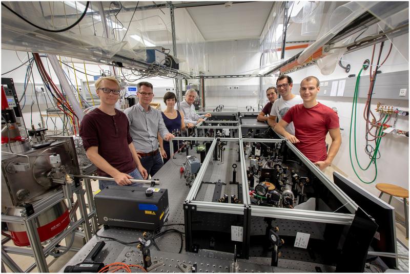 Markus Koch (2.linke Reihe), Institutsvorstand Wolfgang Ernst (4.linke Reihe) und dem Team am Institut für Experimentalphysik gelang ein Durchbruch in der Erforschung neuartiger molekularer Systeme