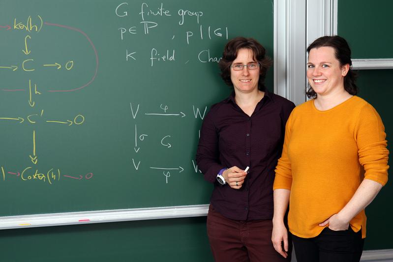Auch die beiden Kaiserslauterer Mathematikerinnen Juniorprofessorin Dr. Caroline Lassueur (li.) und Dr. Niamh Farell wurden für die Ausstellung porträtiert.