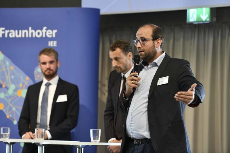 Zukunftsforum des Fraunhofer IEE: Sonnen GmbH | Dr. Benjamin Schott (im Vordergrund), ARGE Netz | Michael Frech ( in der Mitte), Fraunhofer ISST | Patrick Poeten (rechts)