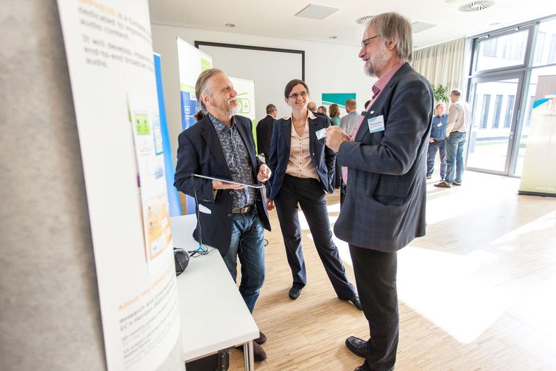 v.l.n.r: Werner Bleisteiner (Bayerischer Rundfunk BR), Hanna Lukashevich (Fraunhofer IDMT) und Prof. Karlheinz Brandenburg (Fraunhofer IDMT und TU Ilmenau) im Gespräch