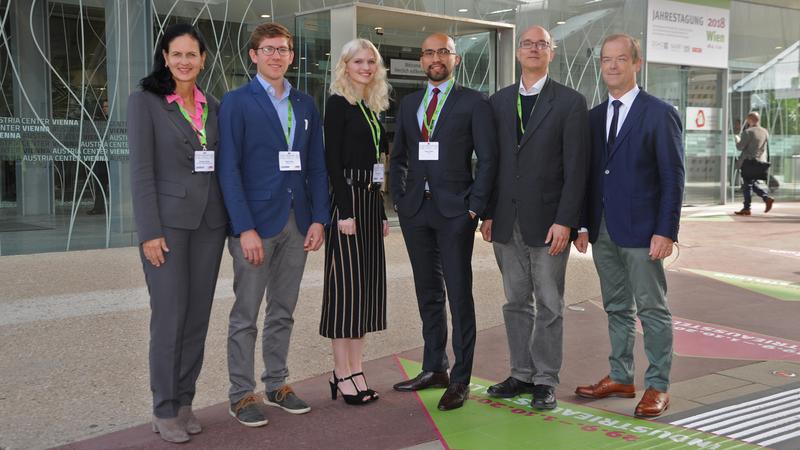 Stipendienübergabe in Wien (v.l.): Dr. Gabriele Kröner, Malte Ritter, Julia Saggau, Victor Bengt Pastor Loyola, Prof. Daniel Wolff  und Prof. Michael Hallek