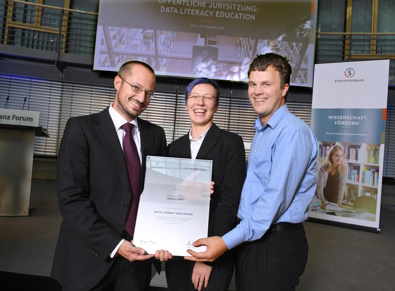 Preisverleihung in Berlin: Prof. Dr. Thomas Kneib, Jana Lasser und Dr. Wolfgang Radenbach von der Universität Göttingen (von links).