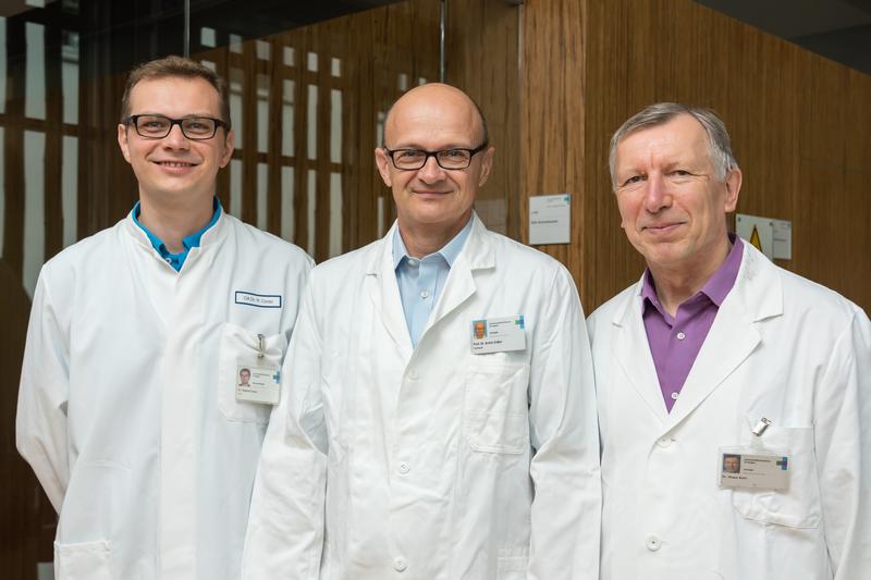 Wiesen nach, dass das Bornavirus auch bei gesunden Menschen tödliche Gehirnentzündungen auslösen kann: Forschungsgruppenleiter Prof. Dr. Armin Ensser (M.) mit Virologe Dr. Klaus Korn (r.) und Neuro