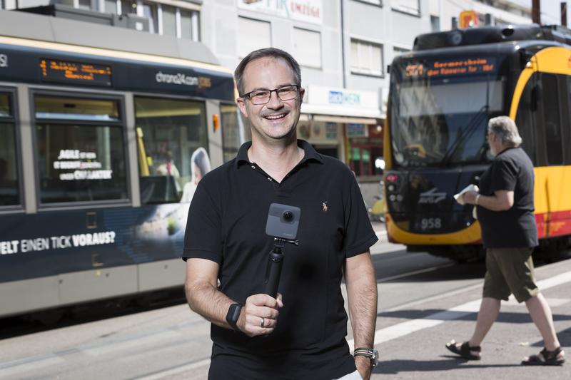 Körperliche Stressreaktionen erfasst der Smartband-Sensor, die Videokamera zeichnet gleichzeitig die jeweilige Umgebung auf. (Foto: Patrick Langer, KIT)