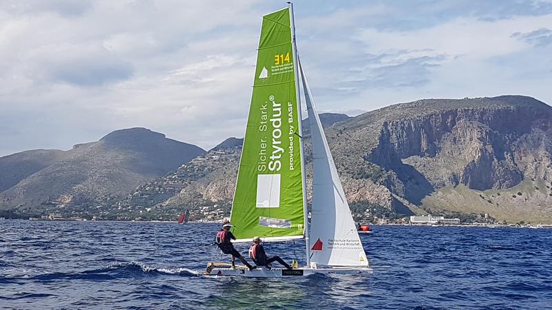 Das Segler-Team „Eco Sail Karlsruhe“ der Hochschule Karlsruhe bei der Regatta in Sizilien (Skipper: Johannes Bruns, Vorschoter: Daniel Wenger) 