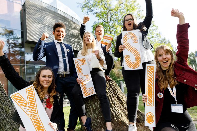 Zwölf Schulen aus ganz Deutschland präsentierten auf dem Schulkongress „YES! – Young Economic Summit“ Lösungsideen für globale ökonomische, ökologische und gesellschaftliche Probleme 