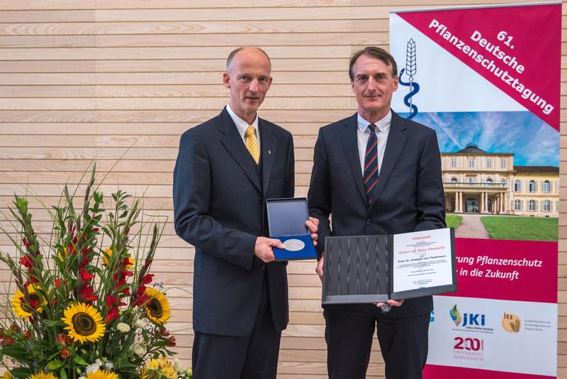 Verleihung der Anton de Bary-Medaille: Prof. Dr. Johannes Hallmann, Vorsitzender der Deutschen Phytomedizinischen Gesellschaft, und Prof. Dr. Andreas von Tiedemann, Universität Göttingen (von links).