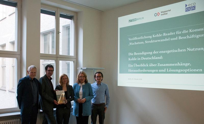 Vorstellung des Kohlereaders (v.l.): Prof. Manfred Fischedick und Timon Wehnert (Wuppertal Institut), Katharina Umpfenbach (Ecologic Institut) sowie Prof. Claudia Kemfert und Dr. Pao-Yu Oei (DIW).