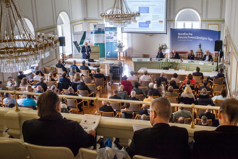 Auch die letzte Fachtagung „Nordische Bausachverstän-digentage“ im Jahr 2017 fand traditionell im Bürgerschaftssaal des Wismarer Rathauses statt.