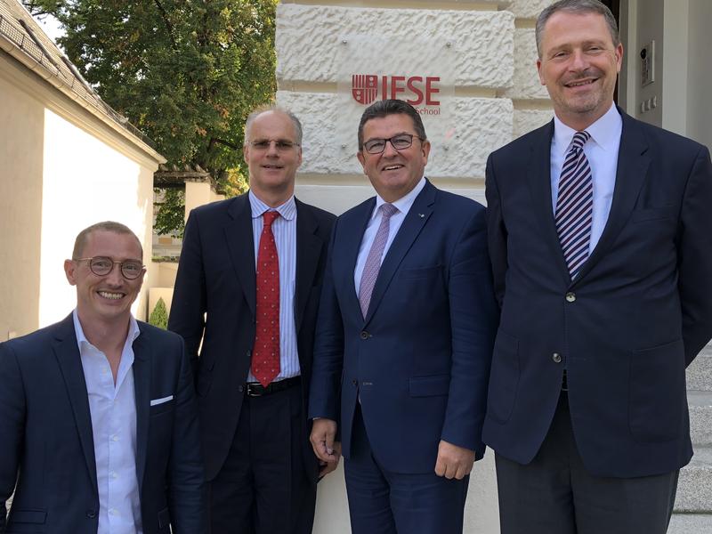 (von links) IESE-Absolvent Martin Lehnert, Akademischer Direktor Prof. Heinrich Liechtenstein, Wirtschaftsminister Franz Josef Pschierer und Managing Director Dr. Michael Winkler.