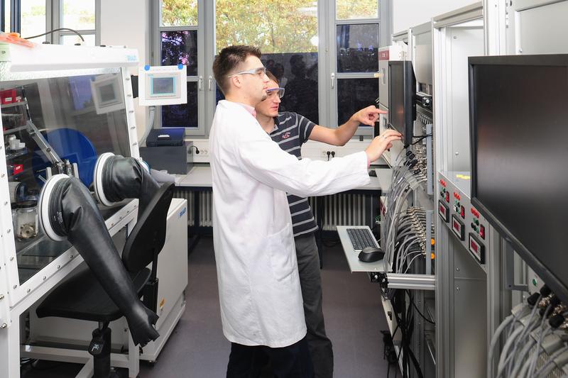 Wissenschaftler am KIT bei der Arbeit in einem Batterielabor zur Bestimmung von Materialeigenschaften. Die Charakterisierung von neuen Materialien ist ein wichtiger Schritt auf dem Weg zur Festkörperb