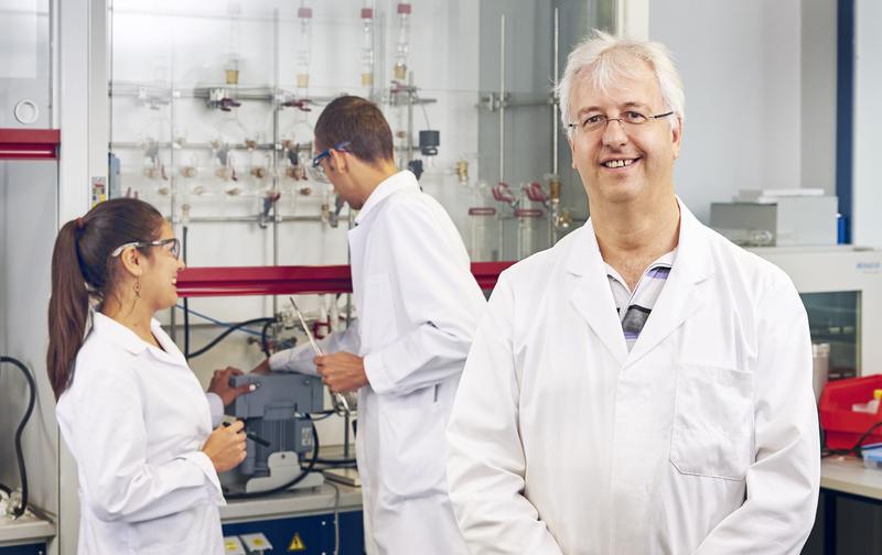 Professor Helmut Ehrenberg vom Institut für Angewandte Materialien (IAM) des KIT koordiniert in „FestBatt“ die Methodenplattform Charakterisierung. (Foto: Sandra Goettisheim/KIT)