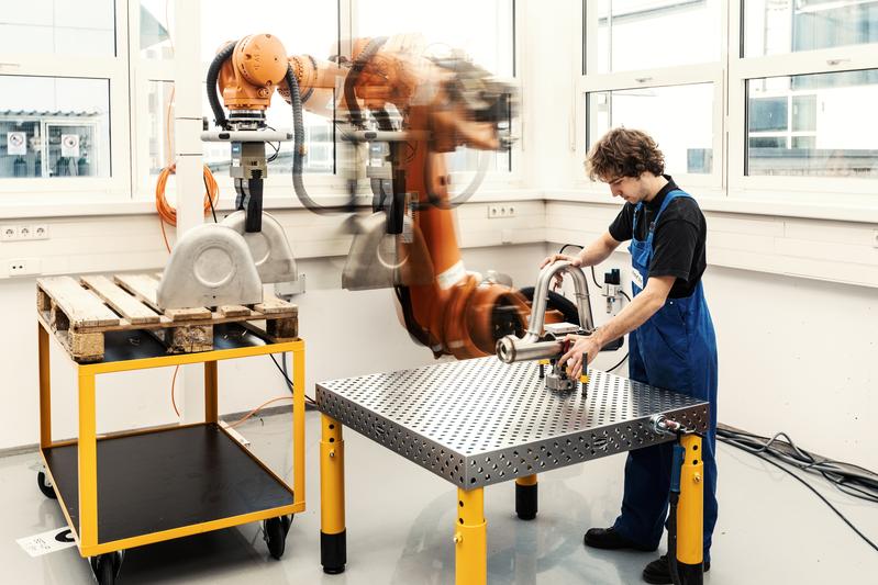 Ein Thema von Roboshield ist der sichere Betrieb von Arbeitsplätzen mit Mensch-Roboter-Kollaboration. 