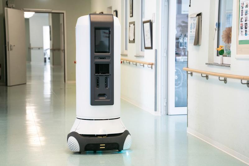 Der robotische Service- Assistent navigiert in Gemeinschaftsräumen von Pflegeeinrichtungen und bietet den Bewohnern oder Patienten Getränke oder Snacks an.