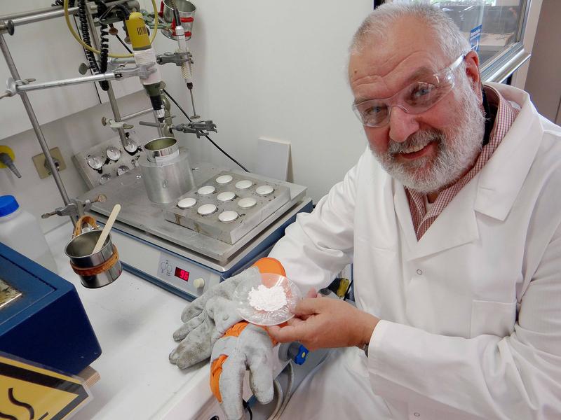 In einem Spezial-Heizblock haben Prof. Dr. Klaus-Uwe Koch und sein Team über 300 Rezepturen für Bio-Haftschmelzklebstoffe entwickelt. Der Bio-Anteil kommt dabei aus pflanzlichen Stärkemolekülen.