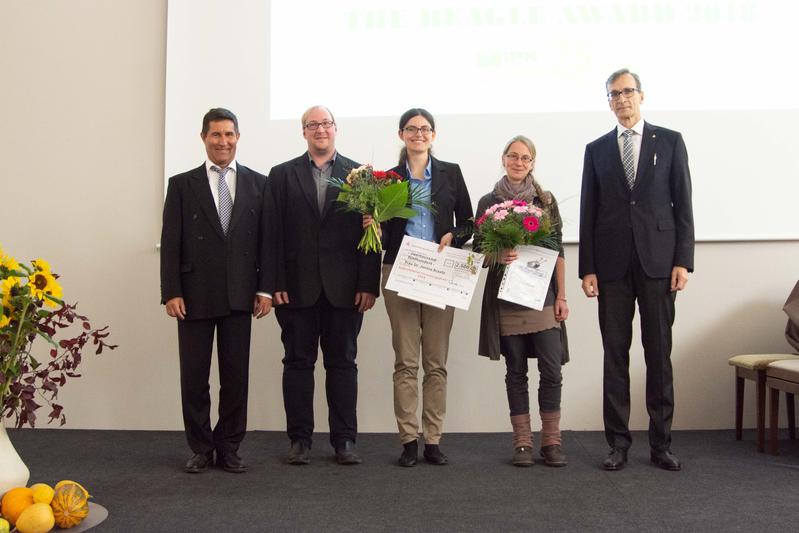 Die Preisträgerinnen Dr. Janina Braatz (3. v. l.) und Mona Schreiber (2. v. r.) 