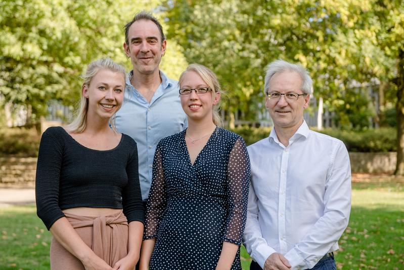 Prof. Dr. Constantin Goschler (rechts) und Prof. Dr. Till Kössler mit den Projektmitarbeiterinnen Pia Eiringhaus (links) und Julia Reus