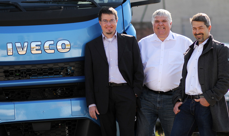 Prof. Dr.-Ing. Michael Günthner, Stefan Hagenhoff, IVECO Süd-West Nutzfahrzeuge GmbH, und Dr.-Ing. Thorsten Fuchs (v.l.n.r.). Foto: TUK.