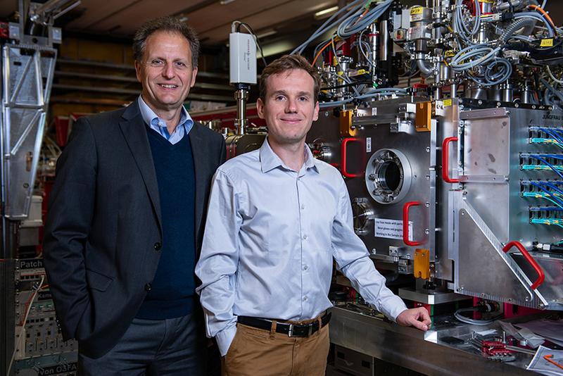 Michael Hennig (links) und Karol Nass an der Experimentierstation im SwissFEL, an der ihr Pilotexperiment durchgeführt wurde.