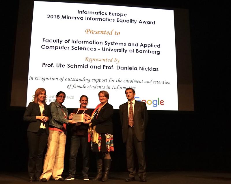 In Göteborg (v.l.n.r.): Panagiota Fatourou (Vorsitzende der Jury), Beate List (Google), Ute Schmid und Daniela Nicklas (Universität Bamberg) sowie Enrico Nardelli (Präsident von Informatics Europe).