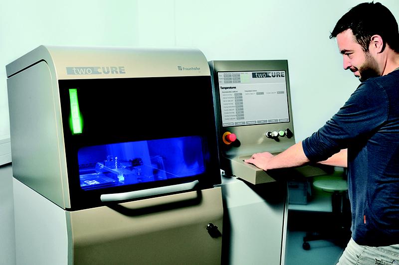 Auf der formnext präsentiert das Fraunhofer ILT den Prototypen der »TwoCure«-Anlage für den harzbasierten, stützfreien 3D-Druck von Kunststoffbauteilen.