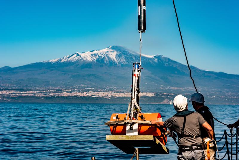 Im Frühjahr 2016 setzt ein Team des GEOMAR und der Christian-Albrechts-Universität zu Kiel vom Forschungsschiff POSEIDON aus die GeoSEA-Transponder an der Ostflanke des Ätnas ab. 