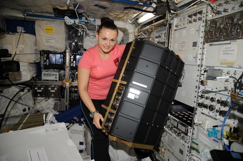 Kosmonautin Jelena Serowa bei der Installation von PK-4 auf der ISS. 