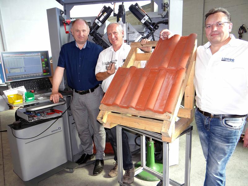 Prof. Dr. Franz-Josef Peitzmann (l.) von der Westfälischen Hochschule in Bocholt, Karl-Hans Schröter (M.)und Jürgen Lütfrink von Lütfrink sind der idealen Sturmfeder auf der Spur.