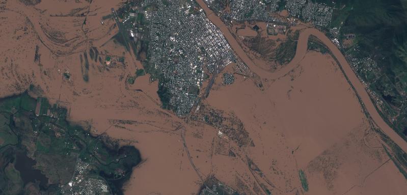 Die Analyse von Satellitenbildern überfluteter Gebiete kann wichtige Informationen für Einsatz- und Rettungskräfte liefern.