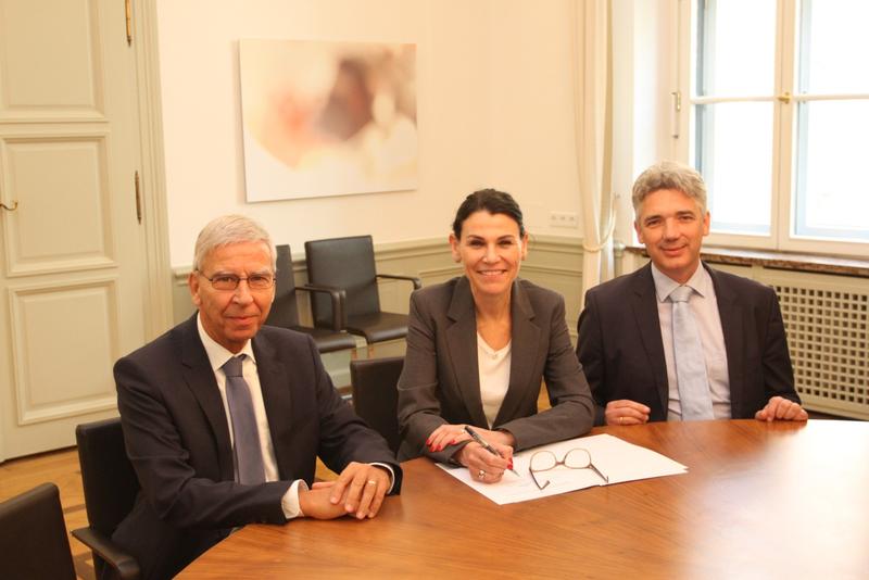 v. l.: Prof. Dr. Udo Hebel, Präsident Universität Regensburg, Prof. Dr. Marion Kiechle, Bayer. Staatsministerin für Wissenschaft und Kunst, Prof. Dr. Philipp Beckhove, geschäftsführender Direktor RCI