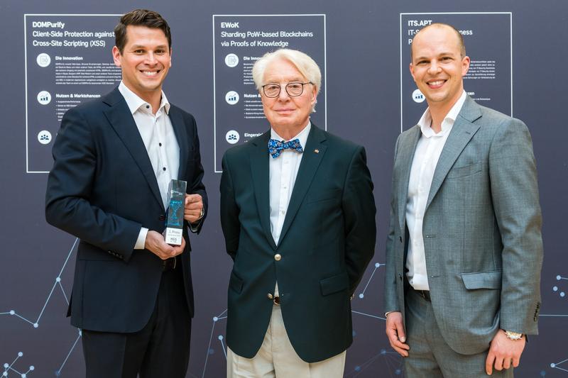  Strahlende Gewinner des siebten Deutschen IT-Sicherheitspreises: Die Geschäftsführer von Physec, Christian Zenger (links) und Heiko Koepke, zusammen mit dem Stifter Horst Görtz (Mitte)
