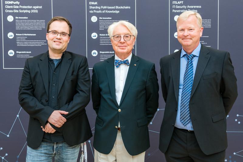 Jörg Schwenk vom Lehrstuhl für Netz- und Datensicherheit der RUB (rechts) und Mario Heiderich vom Unternehmen Cure 53 sind die Drittplatzierten im Wettbewerb – hier mit Stifter Horst Görtz (Mitte)
