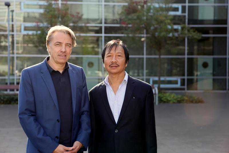 Prof. Dr. Thomas Mühlencoert und Dr. Thai Pham (von links). 