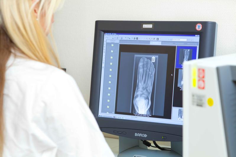 An der Akademie für Gesundheitsberufe lernen angehende MTRA, Röntgenbilder richtig zu lesen. 