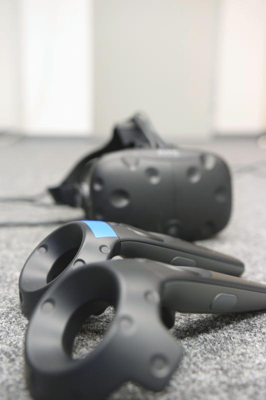 Mithilfe einer Virtual Reality-Brille und Joysticks sollen RaucherInnen trainieren, dem Drang zur Zigarette zu wiederstehen.