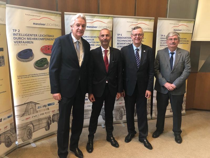 Von links: Dr. Thomas Kathöfer, Werner Loscheider, Prof. Hans-Werner Zoch, Dr. Hans-Joachim Wieland bei der Abschlussveranstaltung des IGF-Forschungsverbundes „Massiver Leichtbau“