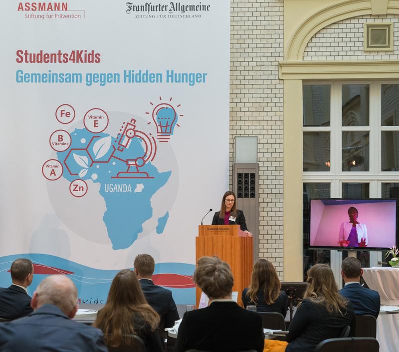 Amelie Detterbeck bei der Präsentation ihres Projekts im F.A.Z. Atrium Berlin. Rechts auf dem Bildschirm ist ihre ugandische Kooperationspartnerin Jennifer Atoke zugeschaltet.