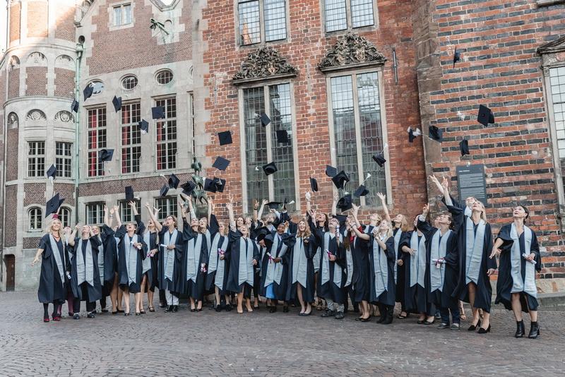 Am vergangenen Samstag, 13. Oktober 2018, feierten 35 Absolventinnen und Absolventen ihren Fernstudienabschluss mit dem traditionellen „Hütewerfen“ vor den Bremer Stadtmusikanten.