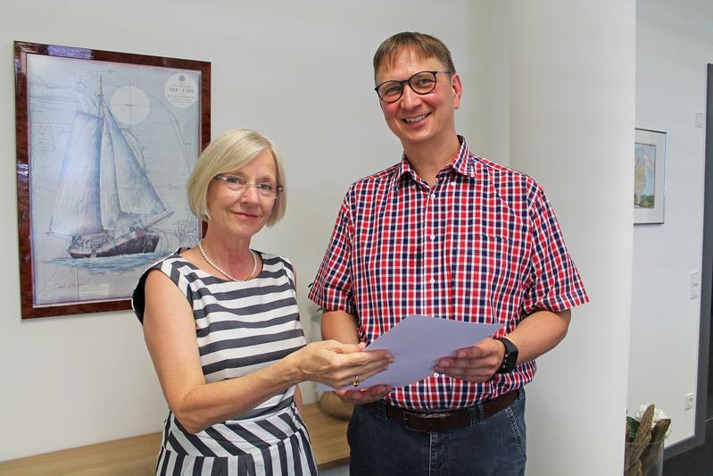  Prof. Dr. Christian Walter-Klose nahm seine Berufungsurkunde Ende Juli 2018 aus den Händen von hsg-Präsidentin Prof. Dr. Anne Friedrichs entgegen.
