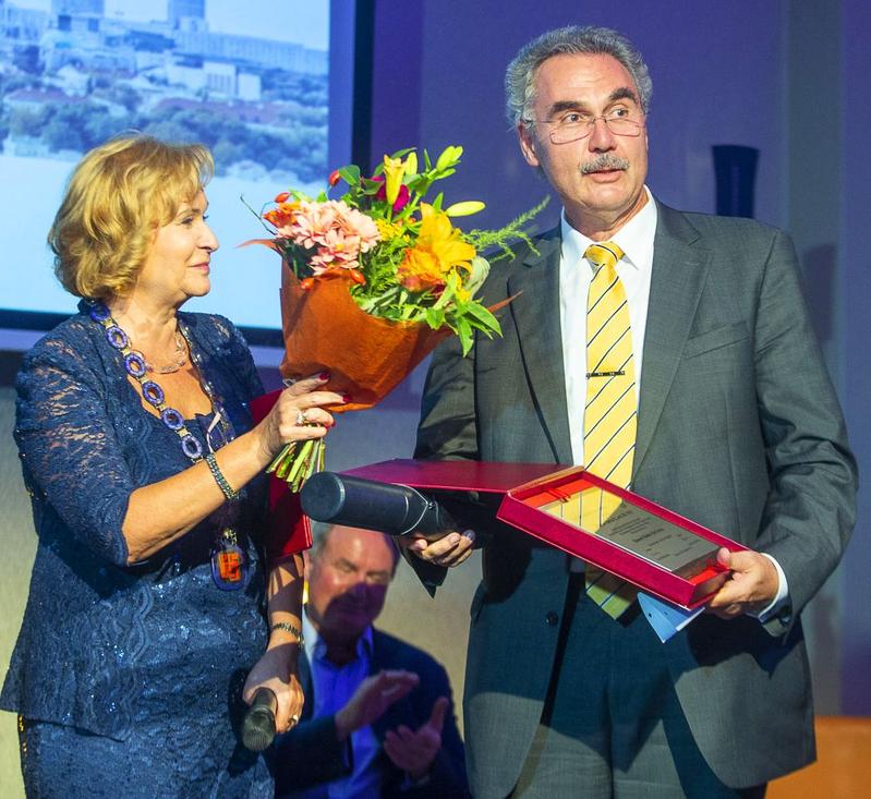 Präsidentin Prof. Grazyna Rydzewska gratuliert Prof. Markus M. Lerch zu seiner Ehrenmitgliedschaft.