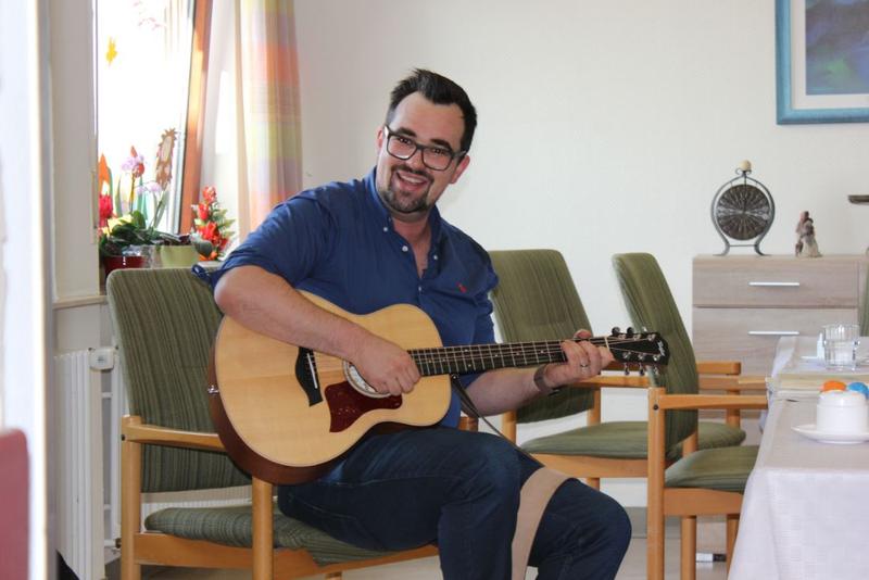 Musiktherapeut Michael Keßler von der SRH Hochschule Heidelberg erkennt einen enormen therapeutischen Effekt seiner Tätigkeit - n 