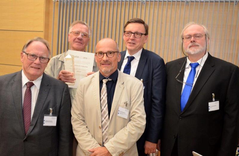 Prof. Dr. Dr. Antonius Kettrup und Prof. Dr. Wolfgang Riepe erhalten den arbe.ana-Preis durch Dr. Ralph Hebisch, BAuA, Prof. Dr. Dietmar Breuer, IFA DGUV, und Dr. Thomas Brock, BG RCI (vlnr)